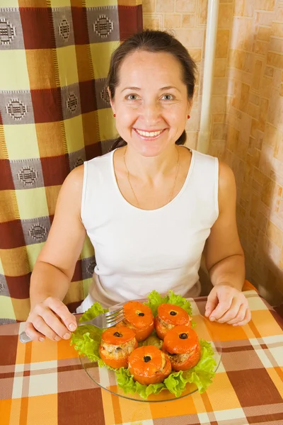 Woman with roasted stuffed tomato — Stock Photo, Image