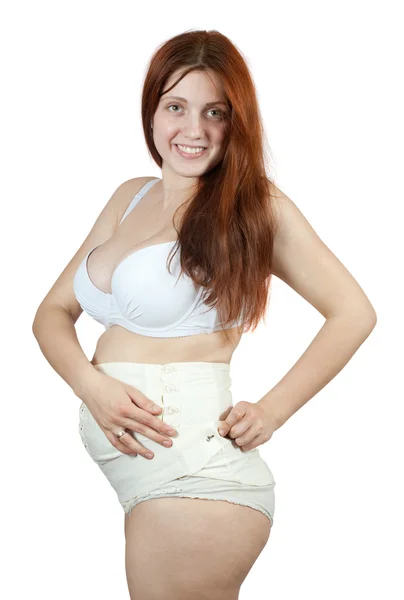 Беременная Женщина Одевает Корсет Беременных Изолированный Над Белым — стоковое фото