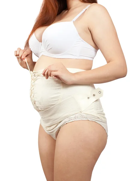 Close Mulher Grávida Vestindo Ligante Obstétrico Isolado Sobre Branco — Fotografia de Stock