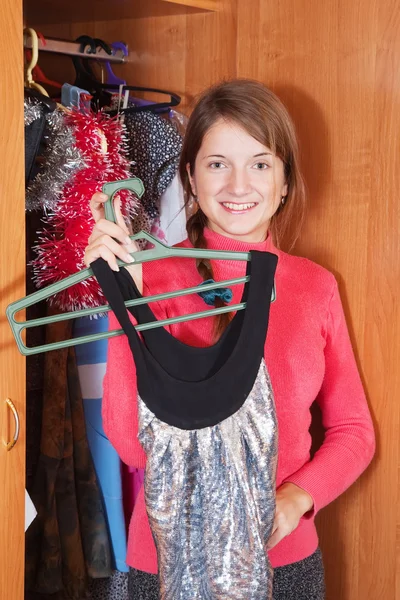 Девушка выбирает платье в гардеробе — стоковое фото