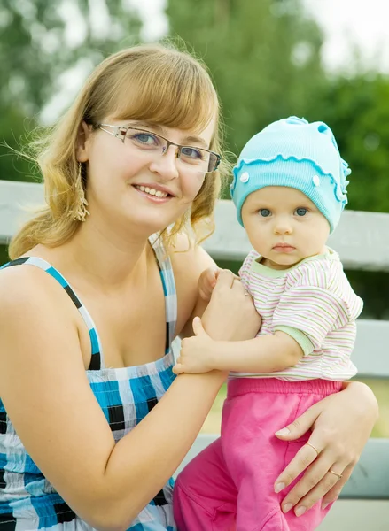 공원에 그녀의 아기와 어머니 — 스톡 사진