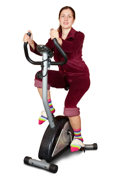 Ung kvinna som arbetar på exercycle — Stockfoto