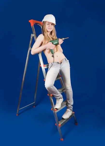 Mujer Topless Con Taladro Escala Escalera Sobre Azul —  Fotos de Stock