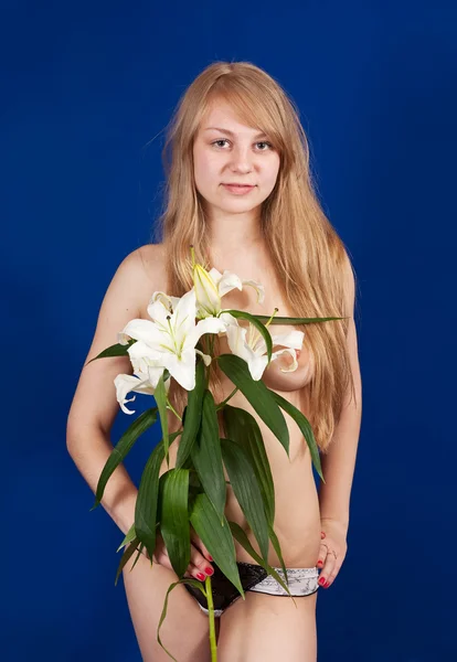 Девушка с белой лилией — стоковое фото