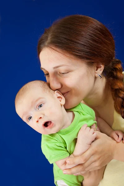 Moeder met haar baby — Stockfoto