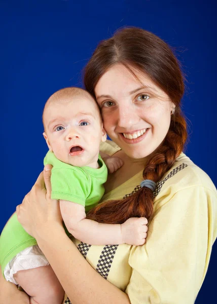 与 3 月大的宝宝快乐妈妈 — 图库照片