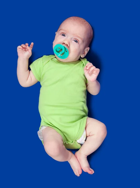 かわいい赤ちゃんの少女 白で隔離されます 个月的婴儿 孤立在蓝色背景 — 图库照片