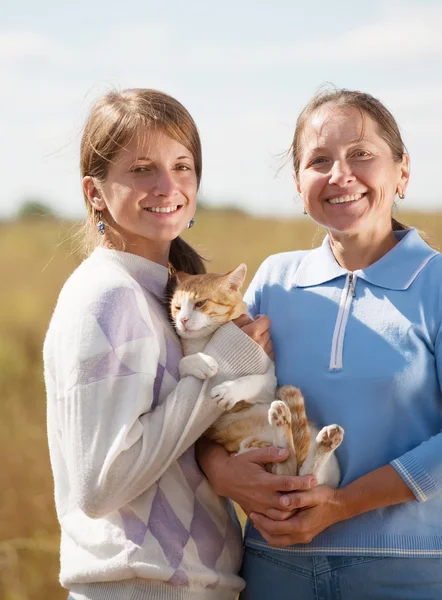 Mother with daughter is holding cat — Stock Photo, Image