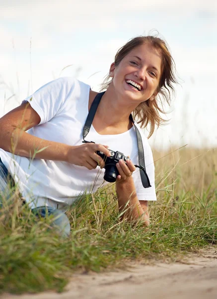 Gelukkig Meisje Met Camera Het Park Tegen Hemel — Stockfoto