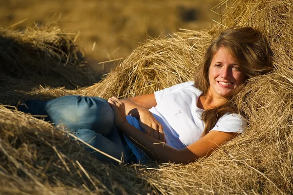 Девушка на свежем сене — стоковое фото