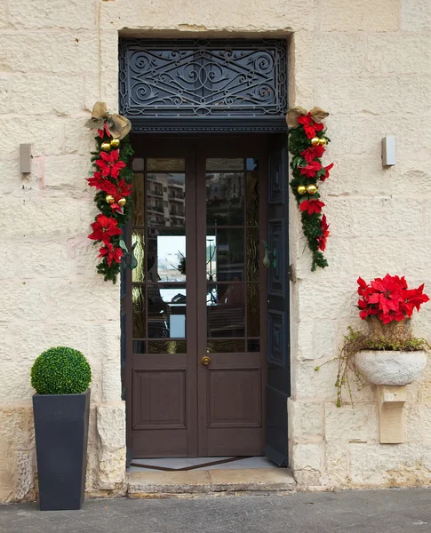 Entrada Para Casa Antiga Cidade Europeia Com Decorações Natal — Fotografia de Stock