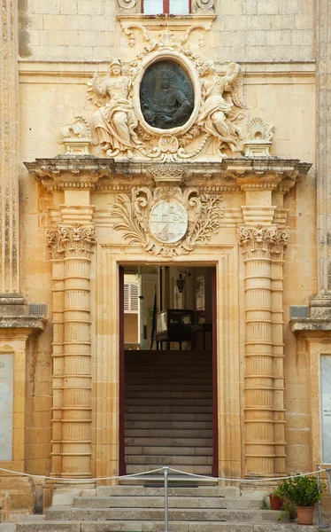 Entrance in to medieval palace — Stock Photo, Image
