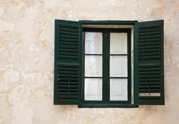 Fenêtre avec volets verts — Photo