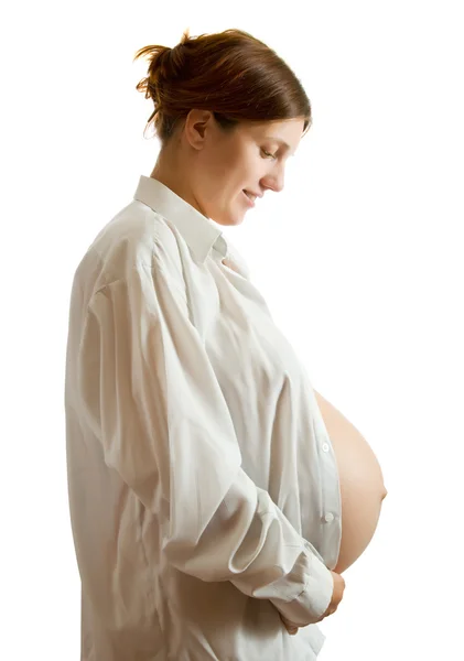 Femme enceinte en chemise blanche — Photo