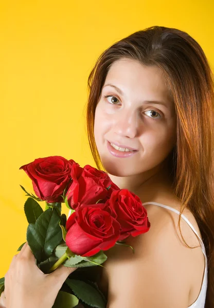 Portrait Fille Avec Bouquet Roses Sur Fond Jaune — Photo