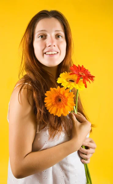 Söt flicka med blommor — Stockfoto