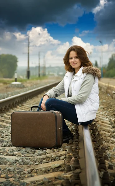 Mädchen Sitzt Mit Ihrem Koffer Der Bahn — Stockfoto