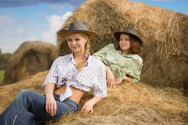 Country Girls Laying Hay Bail Farmland — Stock Photo, Image