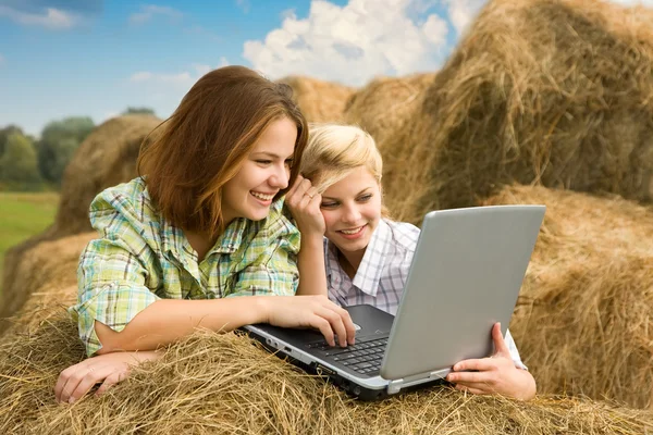 Meisjes met notitieboekje in boerderij — Stockfoto