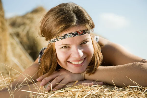 Rapariga do campo no feno — Fotografia de Stock