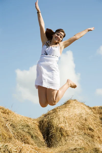 Hoppa flicka från landet — Stockfoto