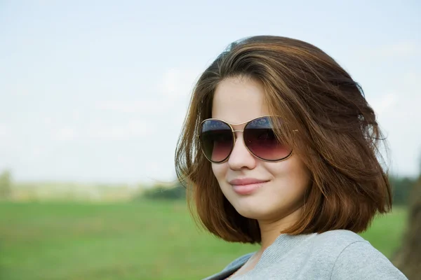 Μελαχρινή Κοπέλα Φορώντας Γυαλιά Ηλίου Ενάντια Στη Φύση — Φωτογραφία Αρχείου