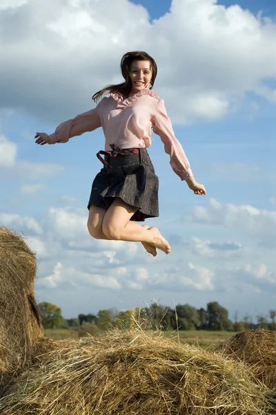 Saltando Chica Campo Sobre Heno Verano —  Fotos de Stock