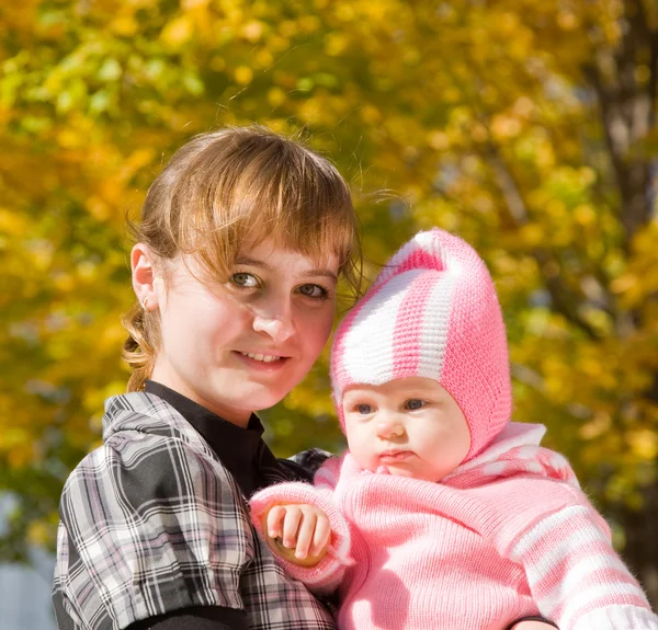幸福母亲与她的孩子反对秋季自然 — 图库照片