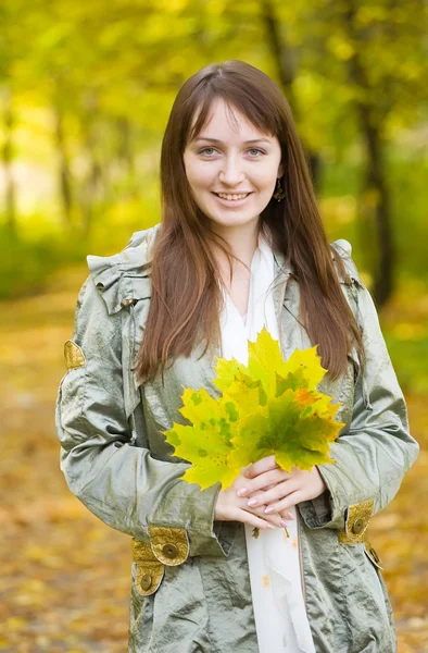 Красивая Девушка Плаще Осеннем Парке — стоковое фото