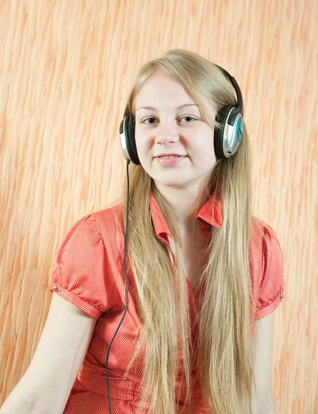 Junges Schönes Glückliches Mädchen Das Musik Kopfhörer Hört — Stockfoto