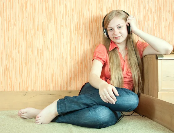 女の子のヘッドフォンで音楽を聴く — ストック写真