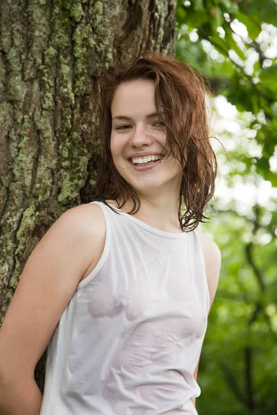 Sexy Dziewczyna Białej Koszuli Mokre Pobliżu Starego Drzewa — Zdjęcie stockowe