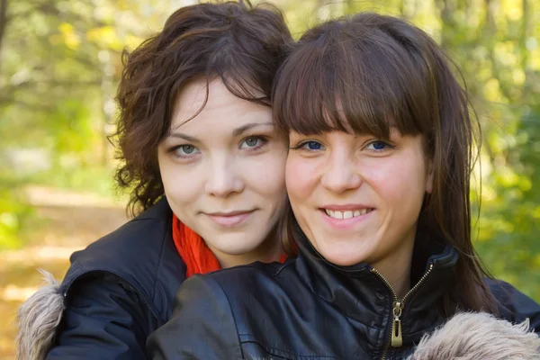 Retrato Duas Meninas Bonitas Parque Outono — Fotografia de Stock