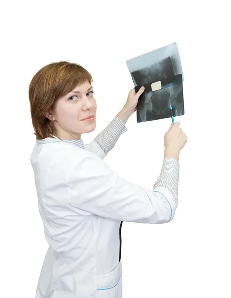 Ärztin Betrachtet Röntgenbild Isoliert Über Weiß — Stockfoto
