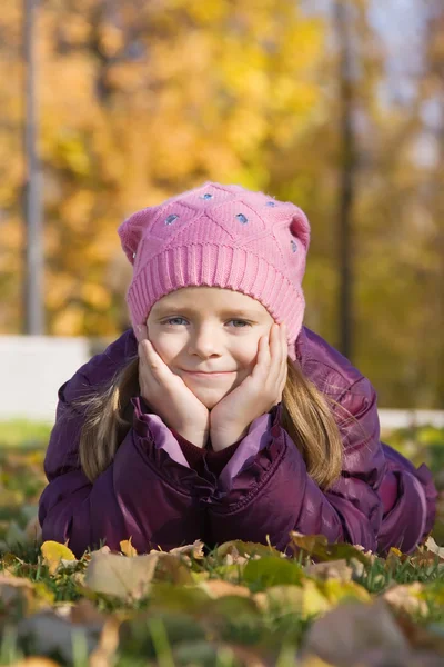 Sonbahar Doğaya Karşı Küçük Kız Portresi — Stok fotoğraf