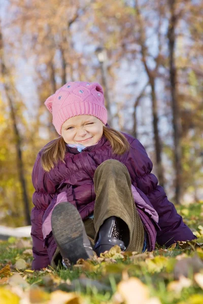 Meisje tegen de herfst natuur — Stockfoto