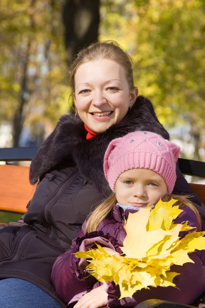 Šťastná Žena Dcerou Podzimním Parku — Stock fotografie