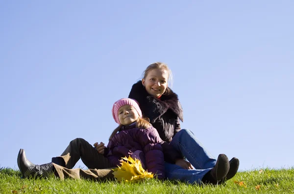 Mulher Feliz Com Filha Sentada Parque Outono — Fotografia de Stock