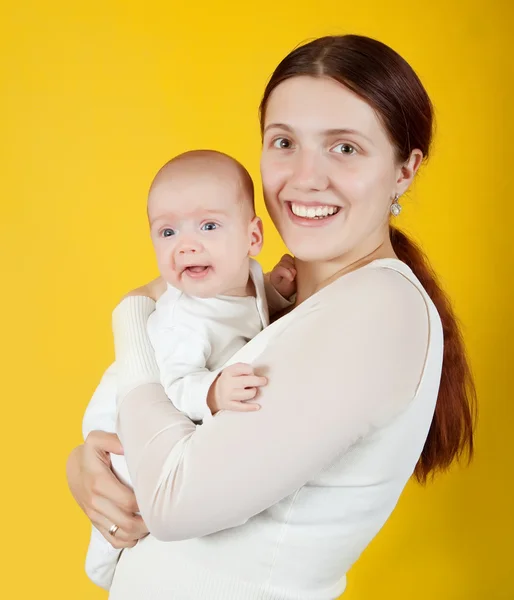 Mãe segurando bebê jovem — Fotografia de Stock