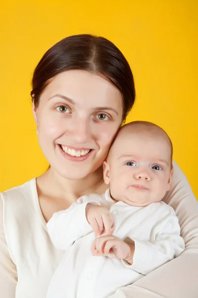 Madre sosteniendo bebé joven —  Fotos de Stock