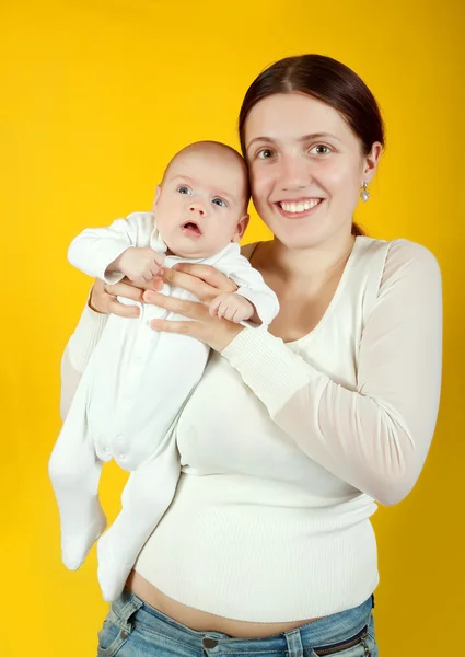 Mutter Mit Ihrer Tochter Vor Gelbem Hintergrund — Stockfoto