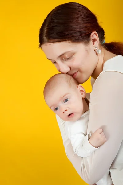 Moeder met haar baby — Stockfoto