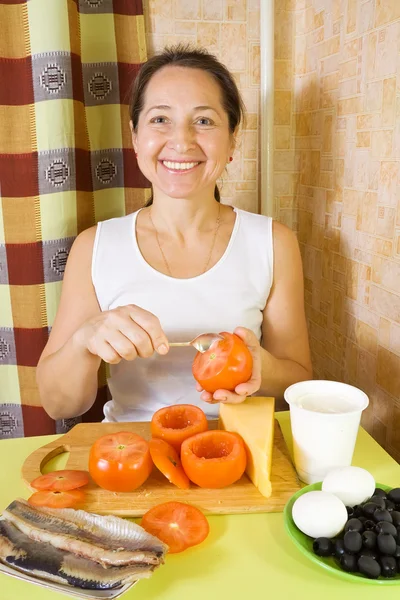 Γυναίκα Μαγείρεμα Farci Ντομάτα Στην Κουζίνα Της Δείτε Στα Στάδια — Φωτογραφία Αρχείου