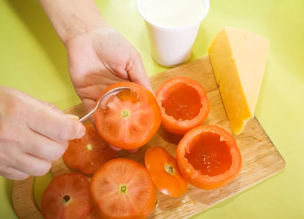 Nahaufnahme der Herstellung von gefüllten Tomaten — Stockfoto