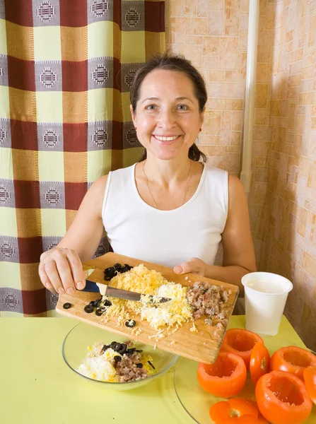 Mulher fazendo coisas para salada de tomate recheado — Fotografia de Stock