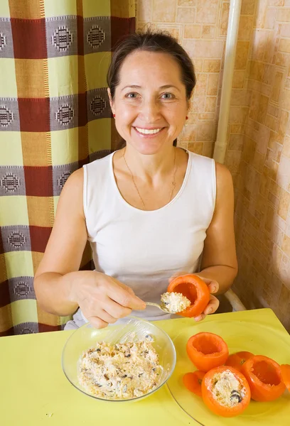 Γυναίκα Γέμιση Ντομάτα Στην Κουζίνα Της Δείτε Σειρά Στάδια Του — Φωτογραφία Αρχείου