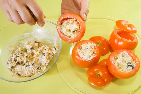 Nahaufnahme von Koch Füllung Tomatensalat — Stockfoto