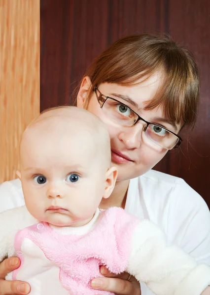 Mutter mit ihrer kleinen Tochter — Stockfoto