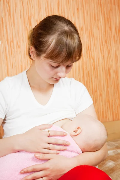 Mãe Amamentando Seu Bebê Casa Interior — Fotografia de Stock