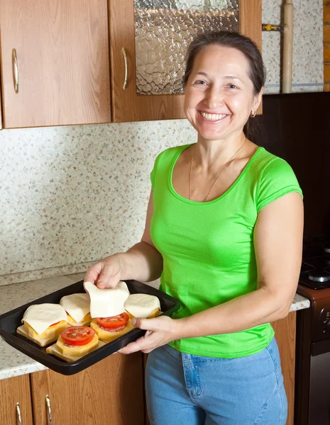 Donna Aggiunge Formaggio Midollo Vegetale Ripieno Nella Sua Cucina Vedi — Foto Stock